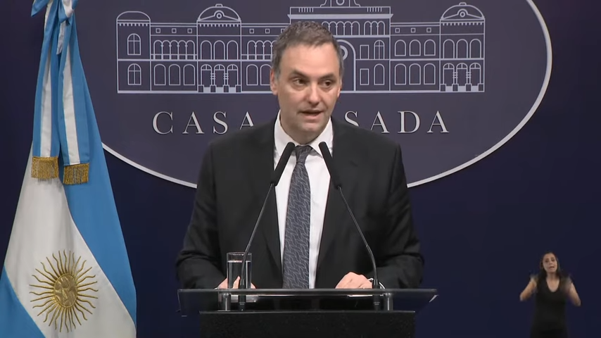 Para el Gobierno, las imágenes de Alberto Fernández en la Rosada con Tamara Pettinato son “detestables”