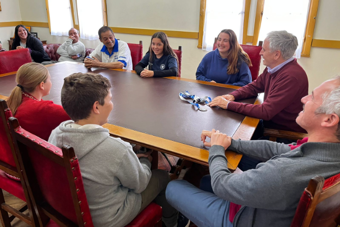 Integrantes de la Escuela del Tiro Federal Argentino Chascomús se reunieron con el Intendente Gastón