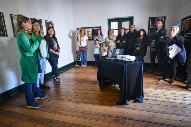 Presentación del catálogo Compre Chascomús con información de emprendedores y artesanos