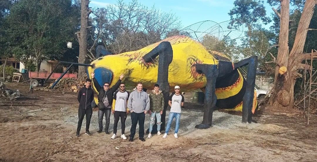 Chascomús se prepara para recibir a los Guinness por la abeja gigante en la Ruta 2