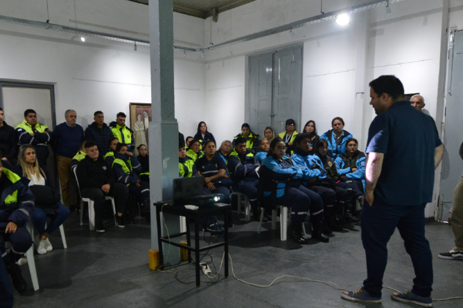 Prevención del delito: Se capacita a los empleados en la nueva herramienta de comunicación ciudadana