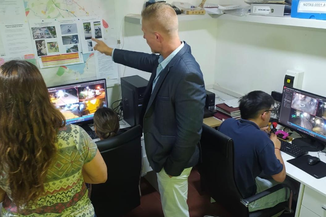 Visita del fiscal Robert al Laboratorio de Extracción y Análisis de Imágenes