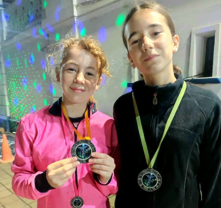 Margarita y Juana Girard Madoux brillaron en la Carrera Nocturna de La Plata, con el apoyo del entrenador Fabio Godoy