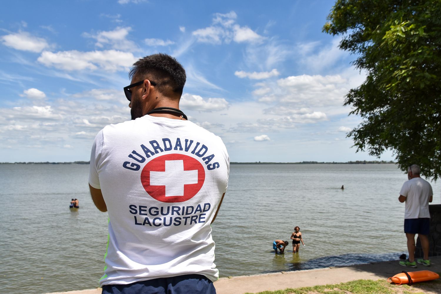 El rápido accionar del cuerpo de guardavidas evitó una tragedia en la laguna de Chascomús