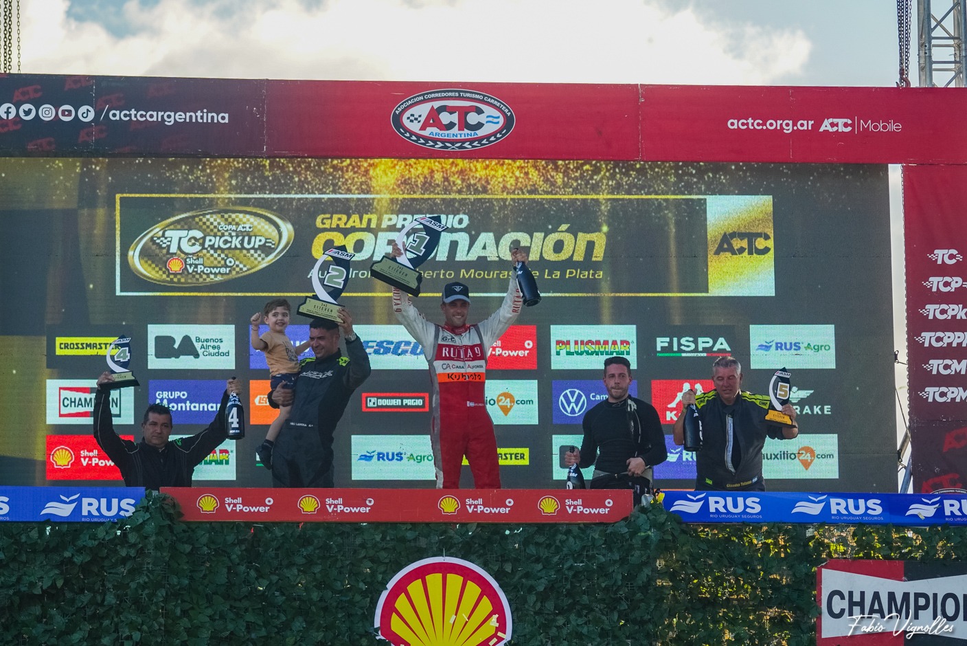 Juanchi Gárriz mantiene vivas sus chances de campeonato tras otro gran triunfo