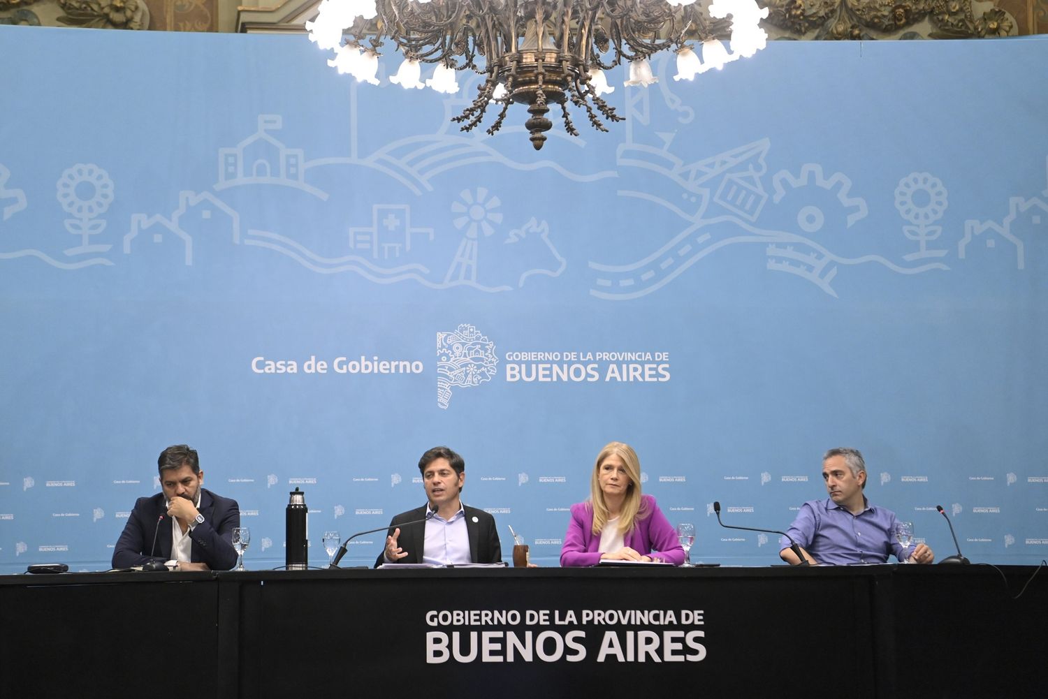 Kicillof rechazó la venta de Aerolíneas Argentinas y dijo que la Provincia podría tomar el control