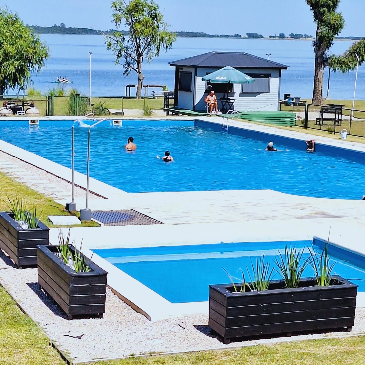 Verano en Chascomús: Precios especiales para locales en piletas y servicios múltiples frente a la laguna