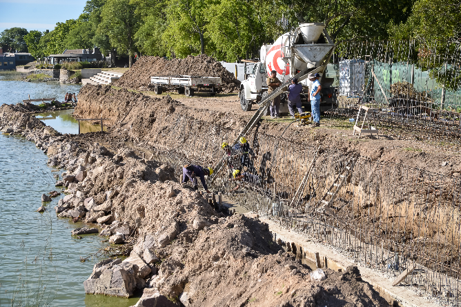 Avanzan las obras en la muralla de la costanera de Chascomús