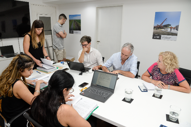 Apertura de sobres para las etapas finales de la cloaca máxima en Chascomús