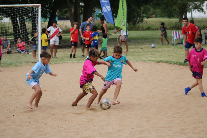 Verano en Chascomús: Fútbol infantil lagunero en el parque V Centenario