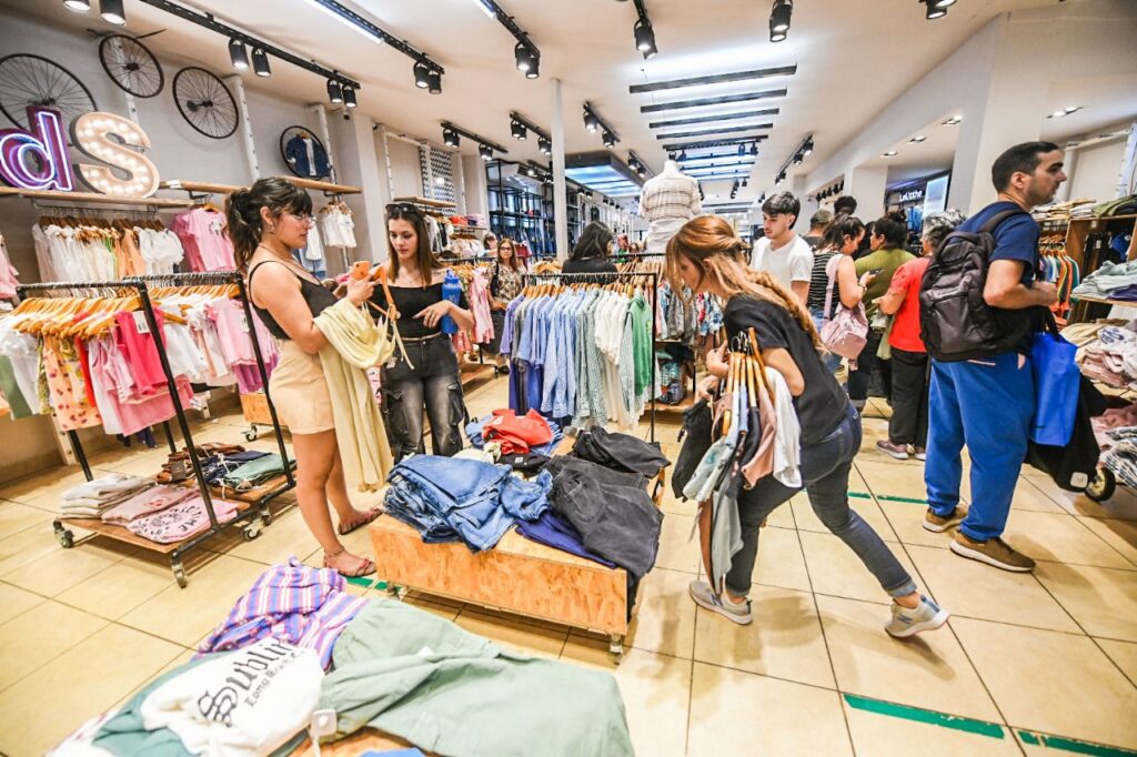 El consumo muestra signos de repunte pero cerró un 2024 con una baja de 7,4%