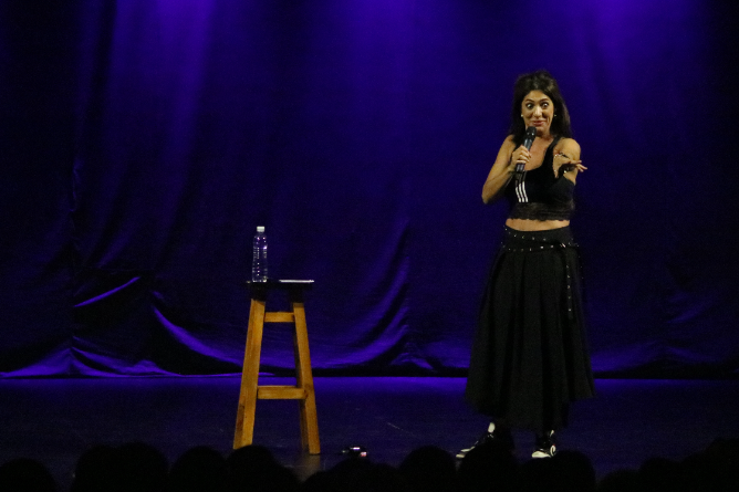 A sala llena pasó Connie Ballarini por Chascomús con su divertido espectáculo