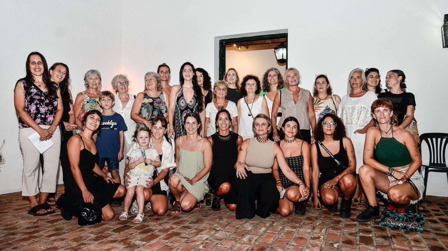 Inauguración de la muestra “Mujeres Artistas Contemporáneas” en Chascomús: una noche de arte, música y celebración