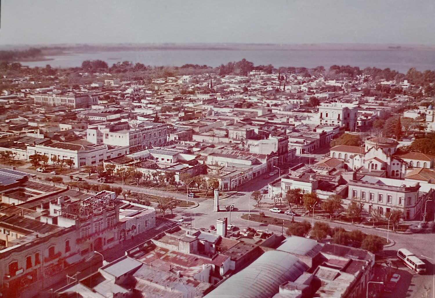 Una postal aérea de 1974 revive el casco histórico de Chascomús