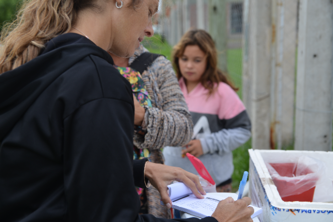 Continúa la campaña de vacunación antirrábica en los barrios La Esmeralda, Las Violetas, Lomas Altas y San Nicolás