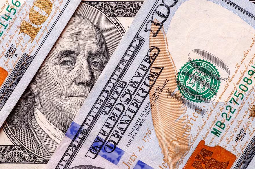 En el tercer día de las bandas, el dólar se desplomó y Milei reafirmó que no comprará hasta que caída a $1.000