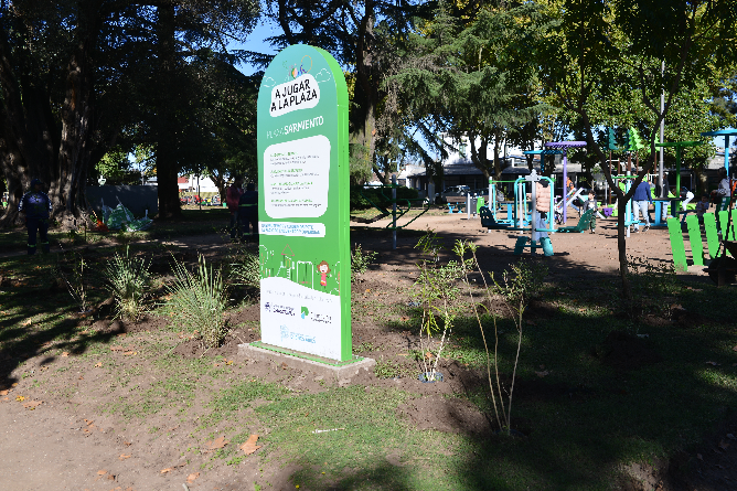 Renovación de la plaza Sarmiento: Se realizó una plantación colectiva de especies nativas junto al sector de los nuevos juegos