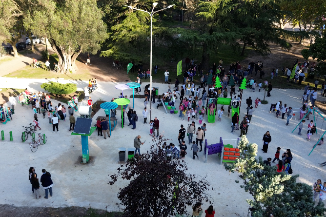 La plaza Sarmiento luce renovada y con nuevo patio de juegos