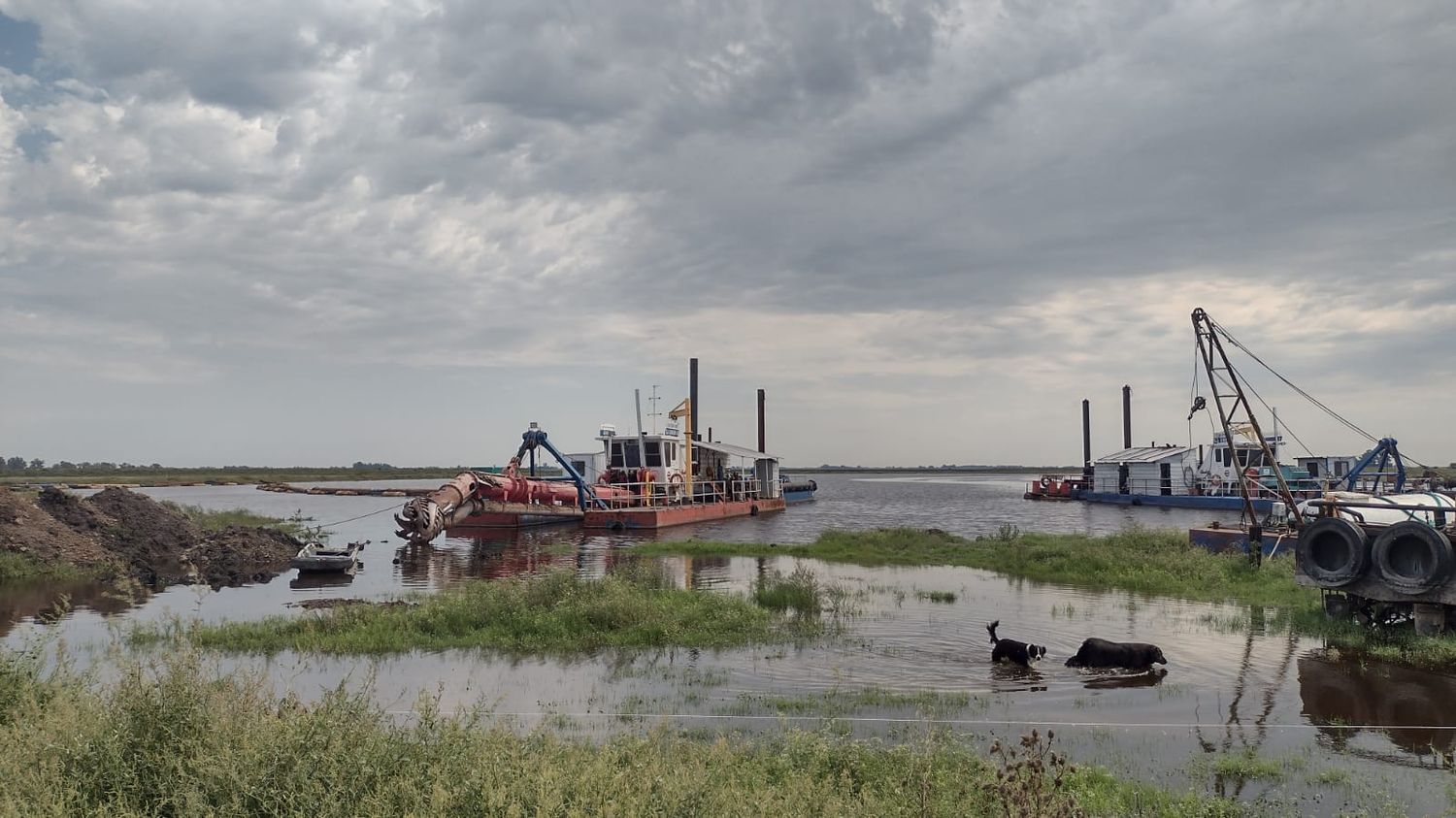Desbordó el agua cerca del Río Salado y el campo insiste con las obras de dragado