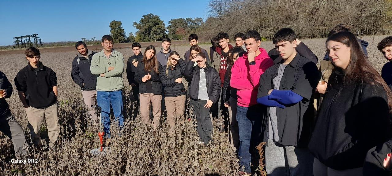 El INTA Chascomús, clave para el desarrollo agropecuario: estudiantes de la UADE conocieron la innovación en Chacra Experimental Manantiales