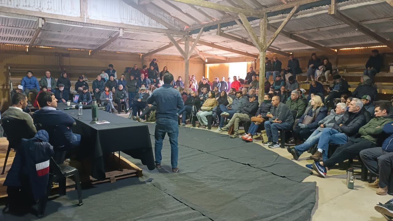 INTA Chascomús presente en la EXPO MIEL AZUL 2025: El veterinario Joaquín Moja disertó sobre nutrición apícola