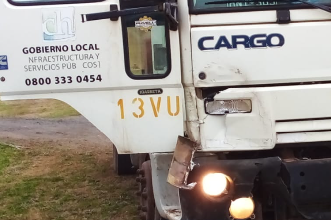 Un camión municipal chocó contra caballos que se encontraban sueltos en la autovía 2