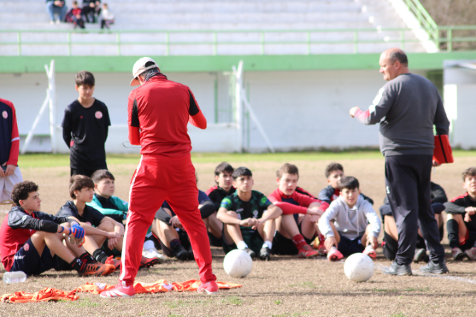 La ilusión del fútbol en Chascomús: Estudiantes de La Plata realizó pruebas de jugadores en el Polideportivo