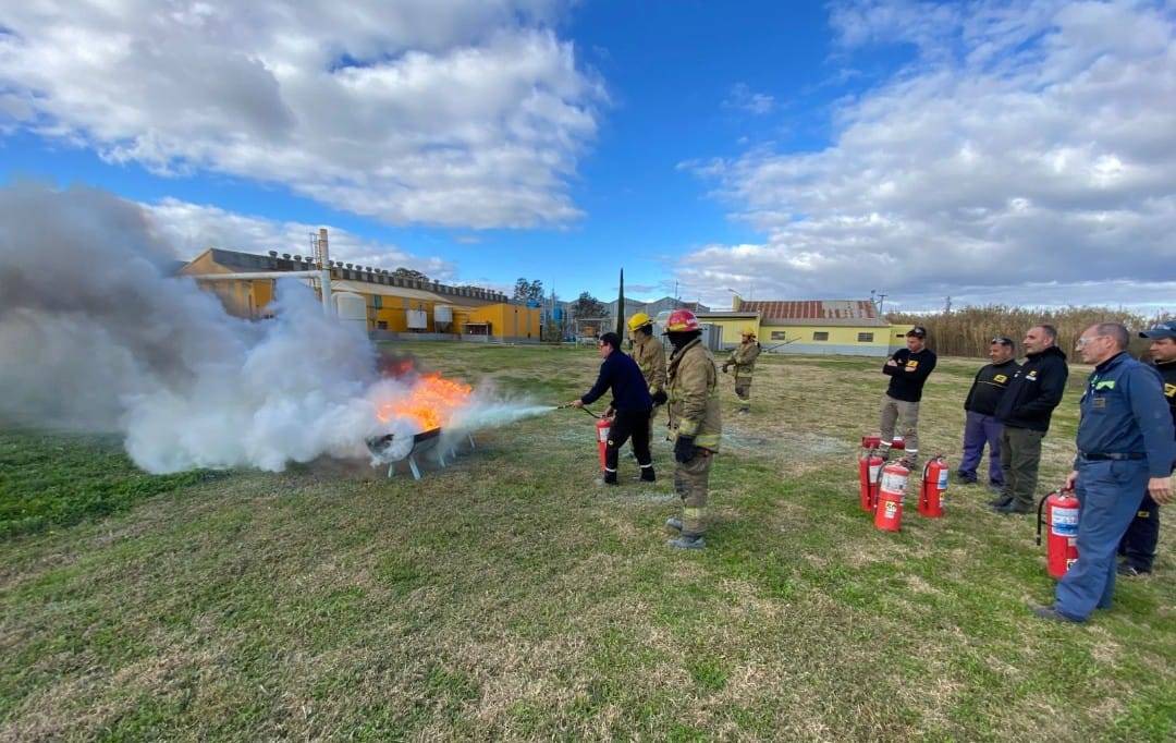 Bomberos Voluntarios de Chascomús capacitan a personal de CONARCO en el uso de extintores