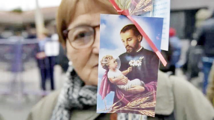 Miles de fieles participan de la vigilia de San Cayetano en Liniers y realizan procesiones en todo el país