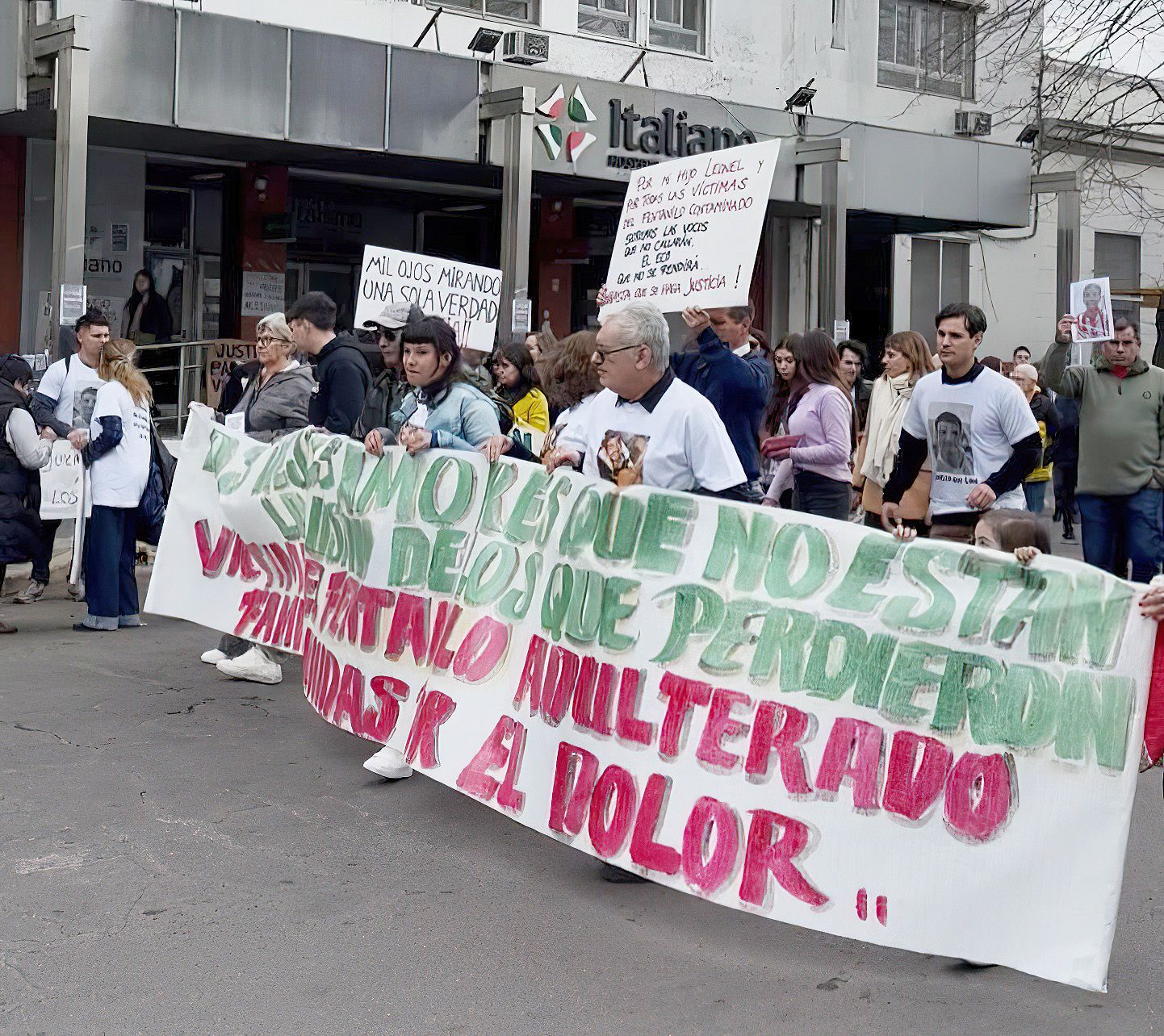 Familiares de las personas fallecidas por el fentanilo contaminado marcharon en La Plata