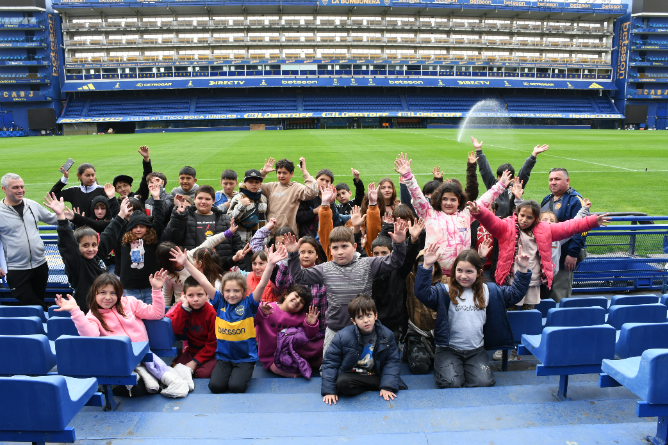 Chicos de los Centros Vespertinos de Chascomús visitaron La Bombonera y el barrio de La Boca