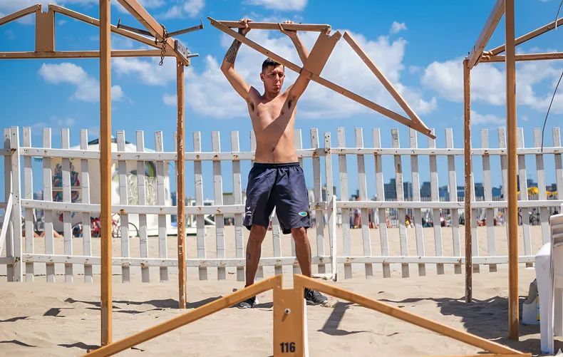 El horizonte de las carpas: Mar del Plata pone en marcha el verano