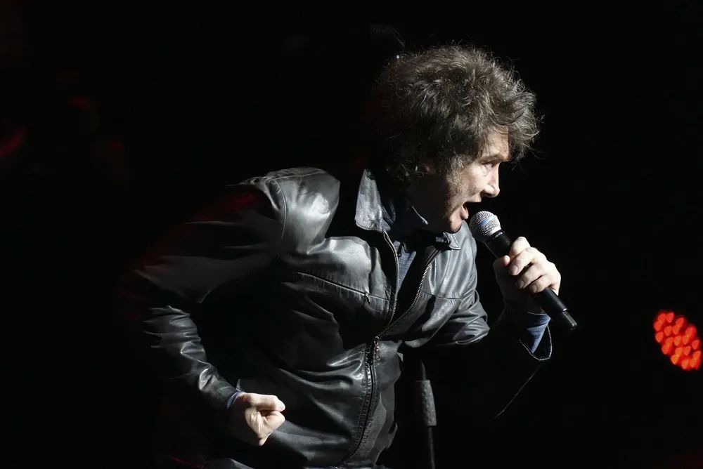 Con tono de rockstar, Milei relanzó la campaña y desafió al kirchnerismo