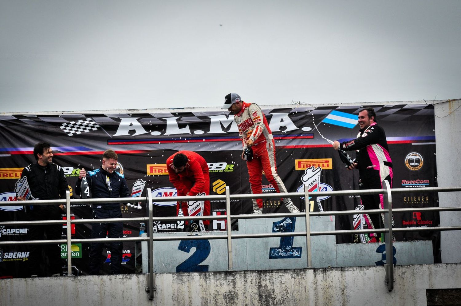 Juanchi Gárriz volvió con todo: triunfo y podio en el autódromo de La Plata