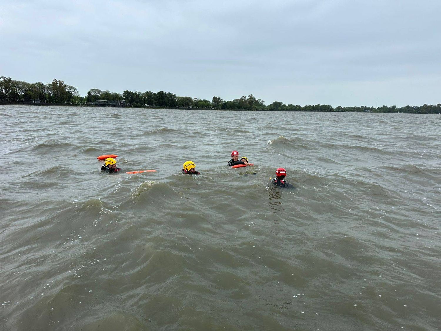 Bomberos Voluntarios de Chascomús realizaron una práctica de rescate acuático en la laguna
