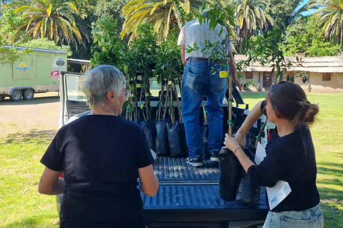 Entregan frutales a productores locales para fomentar la agroecología en Chascomús