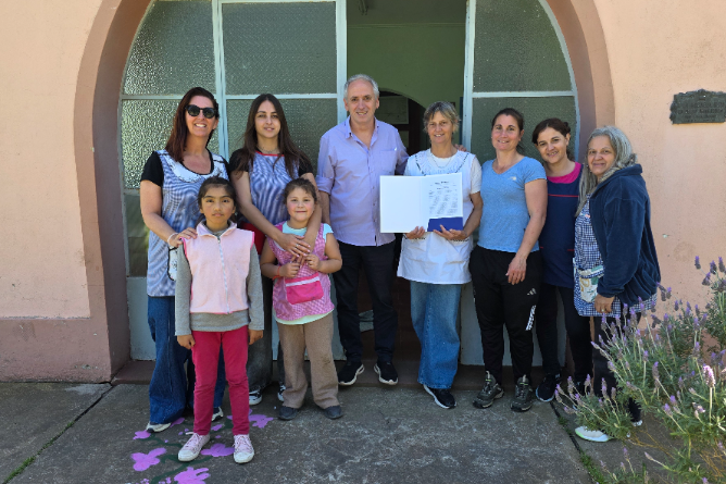 Javier Gastón visitó la Escuela Primaria Nº 20 y entregó un subsidio para su puesta en valor