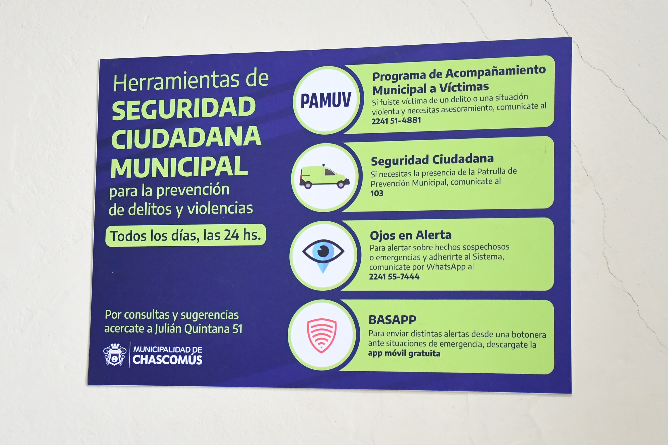 Colocan cartelería para difundir programas municipales de prevención y asistencia en puntos estratégicos de Chascomús