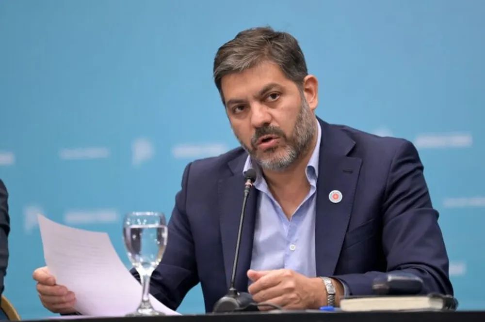 Carlos Bianco criticó la intervención de EE.UU. y dijo que la economía se sostiene “con pulmotores”