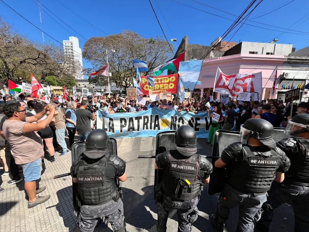 Javier Milei protagonizó otro acto accidentado de campaña en Santa Fe, con incidentes y detenidos