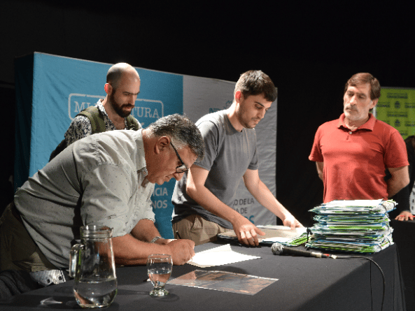 Vecinos de distintos barrios de la ciudad procedieron a la firma de la escritura de sus viviendas