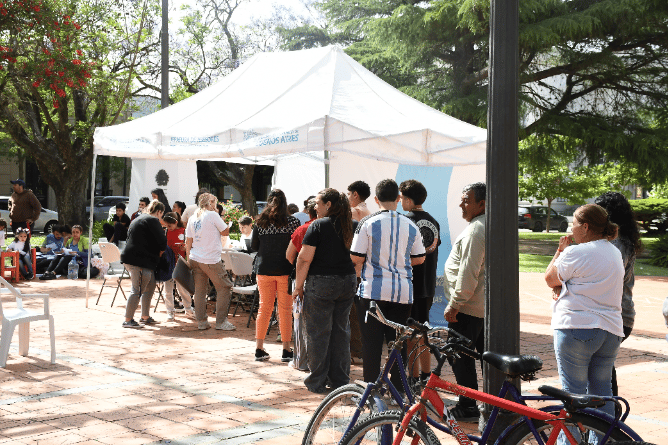Trámite de renovación del DNI en la Plaza Independencia