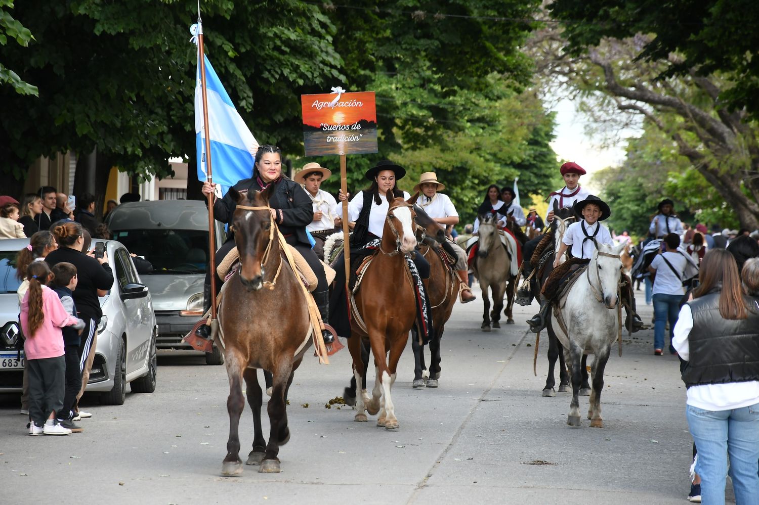 Colorido desfile tradicionalista por las calles de la ciudad