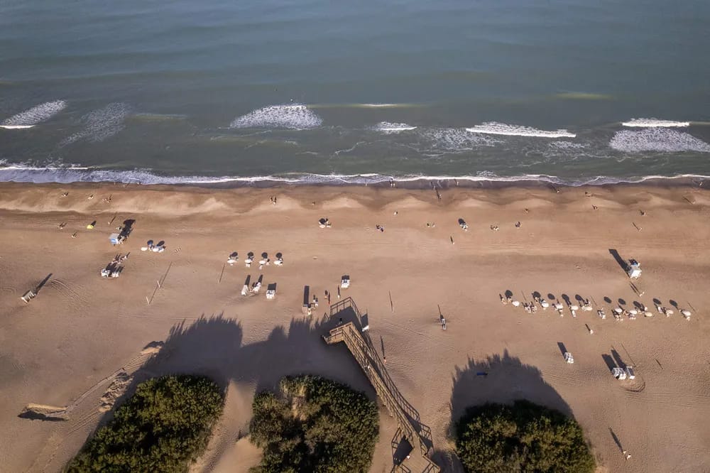 Una vista aérea de la playa de Cariló.