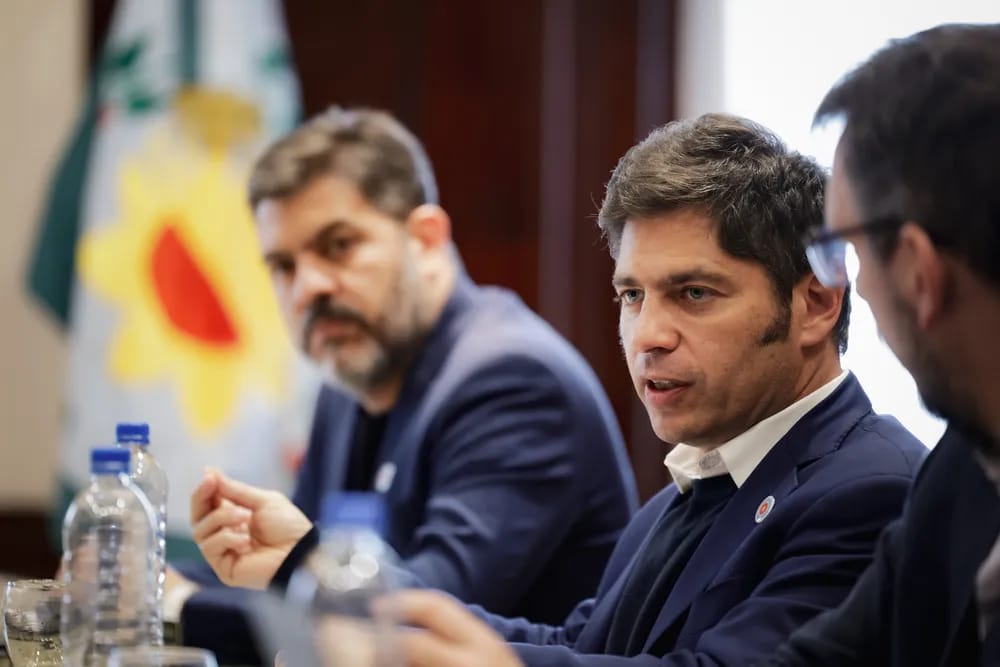 El gobernador Axel Kicillof junto al ministro Carlos Bianco.