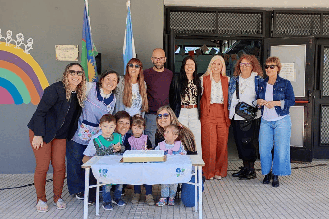 Acto celebrado en la vereda de su edificio de Belgrano y Mazzini