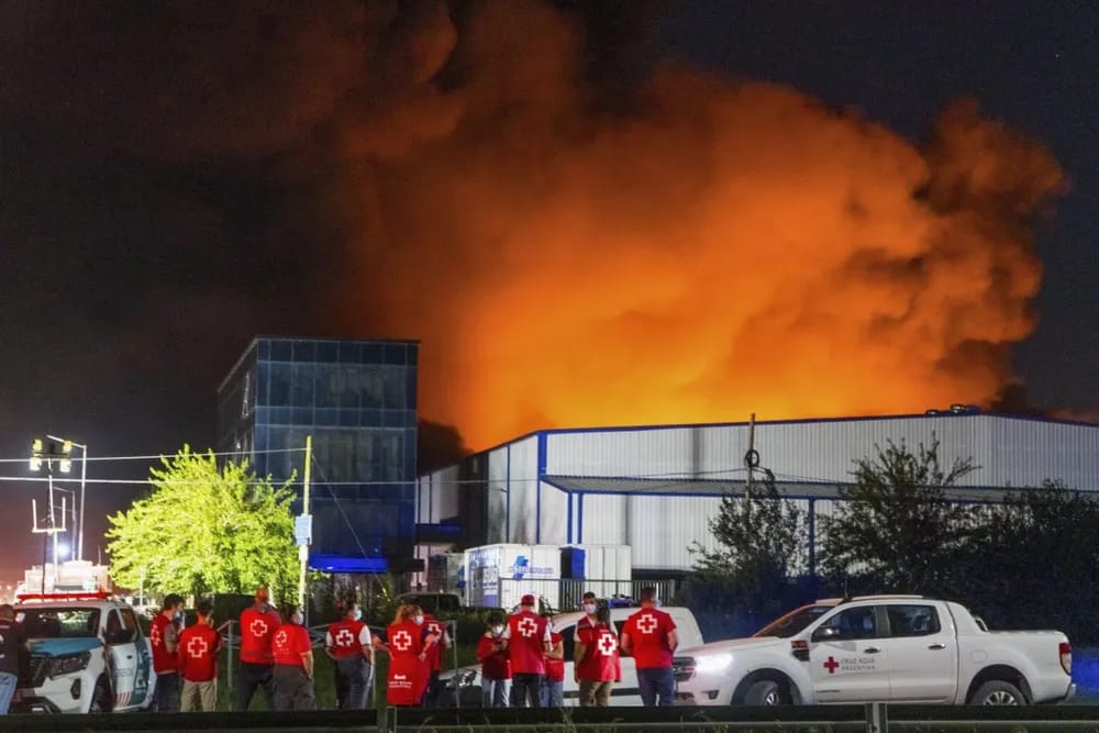El fuego se desató en el polo industrial de Ezeiza.