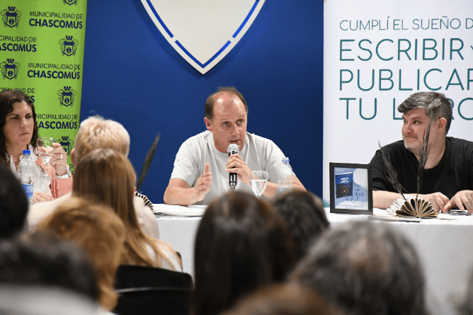 Giribaldi presentó su libro “Amigos son los amigos” en la sede de Tiro Federal