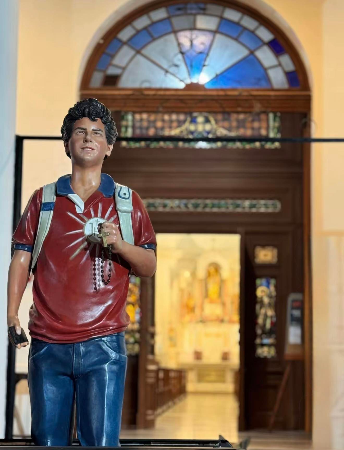 Imagen de tamaño real de San Carlo Acutis en la Catedral de Chascomús