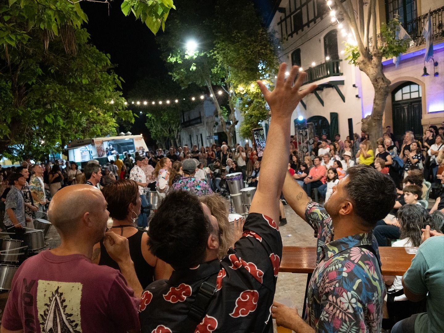 Con una gran fiesta comenzó la Maratón de Teatro sobre la vereda del Teatro Brazzola